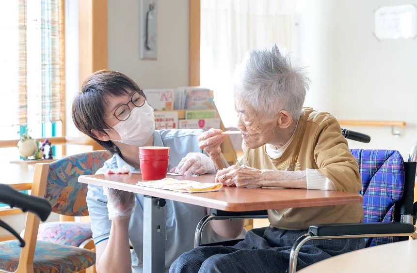 かーさ・びあんかの入居者を施設長がやさしく声をかけている様子